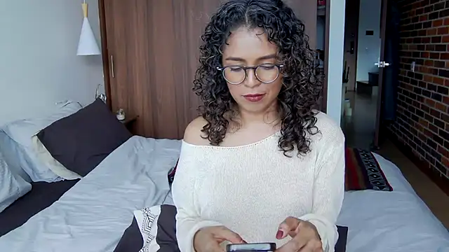 Snapshot of illaroom chatting on 12/02/24, 10:01 illaroom online show from 12/02/24, 10:01