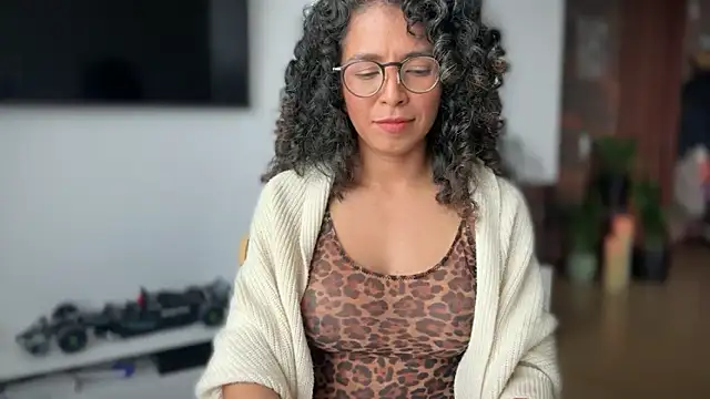 Snapshot of illaroom chatting on 10/10/25, 08:41 illaroom online show from 10/10/25, 08:41