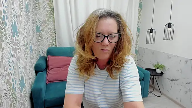 Snapshot of LeaPure chatting on 06/13/26, 05:27 LeaPure online show from 06/13/26, 05:27