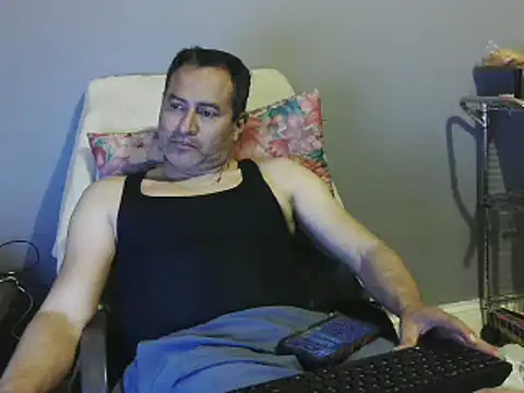 Snapshot of dantehot2020 chatting on 01/14/25, 12:00 dantehot2020 online show from 01/14/25, 12:00