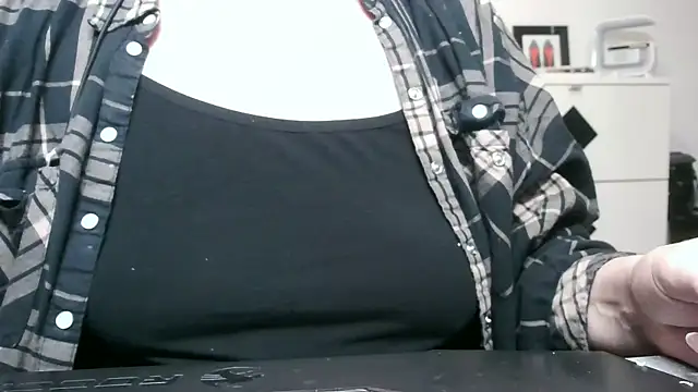 Snapshot of heidi60 chatting on 01/20/25, 12:18 heidi60 online show from 01/20/25, 12:18