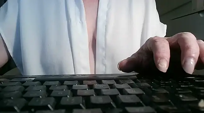 Snapshot of heidi60 chatting on 02/16/25, 02:32 heidi60 online show from 02/16/25, 02:32