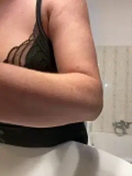 Snapshot of Wet-Pussycat chatting on 11/16/25, 01:11 Wet-Pussycat online show from 11/16/25, 01:11