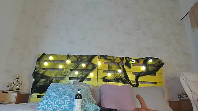 cristinapuerta  online show from 10/21/25, 11:33