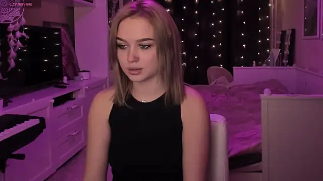 Snapshot of MaryDreaminess chatting on 12/15/24, 04:04 MaryDreaminess online show from 12/15/24, 04:04