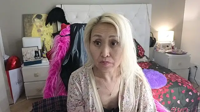 Snapshot of RoxalanaStar chatting on 06/15/26, 07:05 RoxalanaStar online show from 06/15/26, 07:05