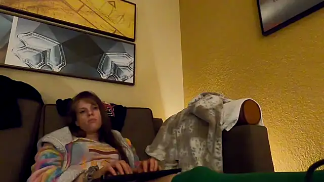 Snapshot of TheDaisyChaos chatting on 12/16/24, 06:32 TheDaisyChaos online show from 12/16/24, 06:32