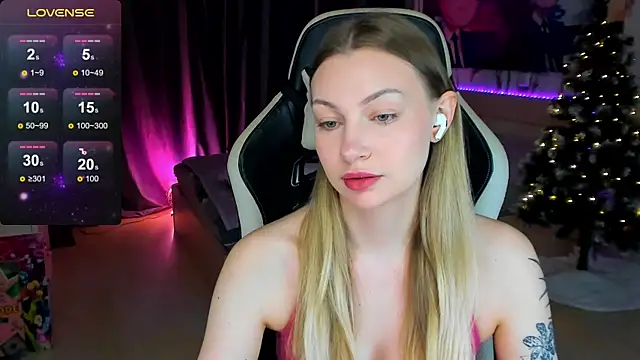 Snapshot of BiMolly chatting on 12/20/25, 07:21 BiMolly online show from 12/20/25, 07:21