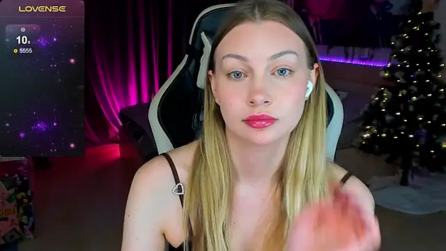 Snapshot of BiMolly chatting on 12/21/25, 08:49 BiMolly online show from 12/21/25, 08:49