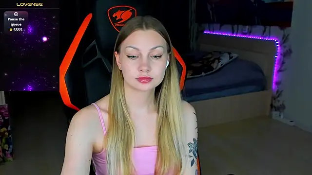 Snapshot of BiMolly chatting on 04/15/26, 08:20 BiMolly online show from 04/15/26, 08:20