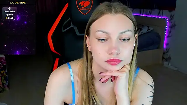 Snapshot of BiMolly chatting on 04/17/26, 01:03 BiMolly online show from 04/17/26, 01:03