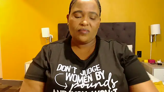 Snapshot of zandile chatting on 04/29/26, 08:59 zandile online show from 04/29/26, 08:59