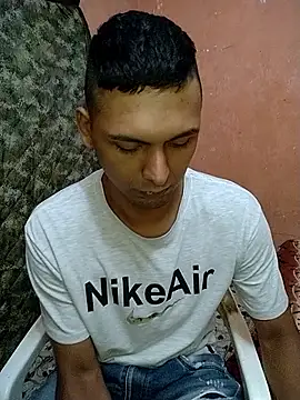 Snapshot of Sirius_5 chatting on 10/11/25, 04:44 Sirius 5 online show from 10/11/25, 04:44