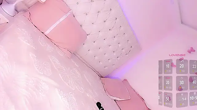 Snapshot of Michell_simons chatting on 12/14/25, 07:51 Michell simons online show from 12/14/25, 07:51