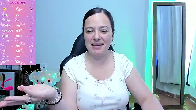 Snapshot of angelaagomez chatting on 03/15/26, 05:41 angelaagomez online show from 03/15/26, 05:41