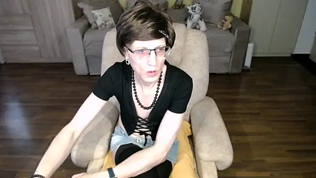 Snapshot of clementine chatting on 05/11/26, 02:56 clementine online show from 05/11/26, 02:56