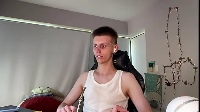 Snapshot of vladdymeow chatting on 12/29/24, 03:24 vladdymeow online show from 12/29/24, 03:24