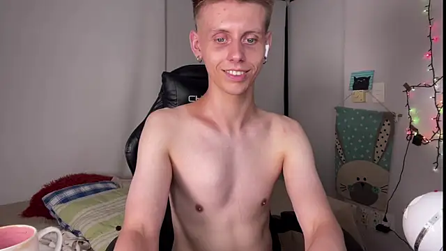 Snapshot of vladdymeow chatting on 01/01/25, 01:04 vladdymeow online show from 01/01/25, 01:04