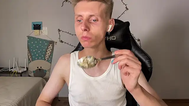 Snapshot of vladdymeow chatting on 02/18/25, 12:37 vladdymeow online show from 02/18/25, 12:37