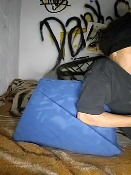 Snapshot of LUNAdeMARTE chatting on 12/04/25, 01:04 LUNAdeMARTE online show from 12/04/25, 01:04