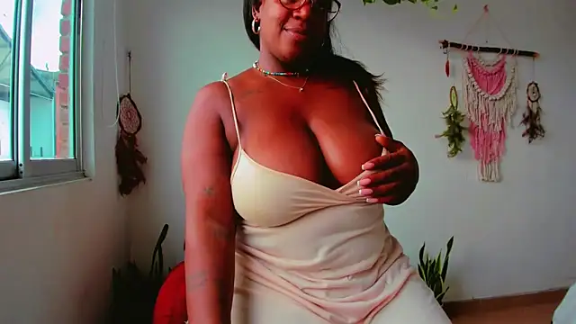 Snapshot of Adrilovechocolate chatting on 12/05/24, 05:39 Adrilovechocolate online show from 12/05/24, 05:39