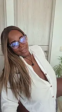 Snapshot of Adrilovechocolate chatting on 10/18/25, 04:08 Adrilovechocolate online show from 10/18/25, 04:08