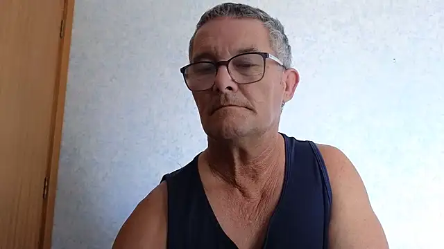Snapshot of bigballnz chatting on 02/18/25, 01:32 bigballnz online show from 02/18/25, 01:32