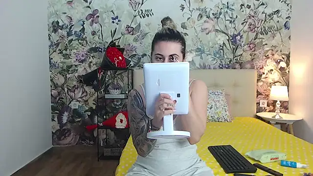 RoseDiamond06 online show from 05/11/26, 05:35
