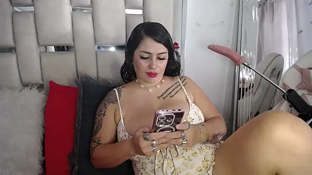 chelaqueen  online show from 10/10/25, 08:41