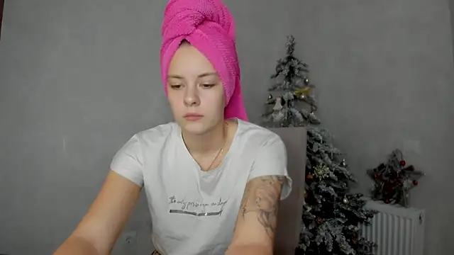 Snapshot of why_again_me chatting on 01/10/25, 07:43 why again me online show from 01/10/25, 07:43