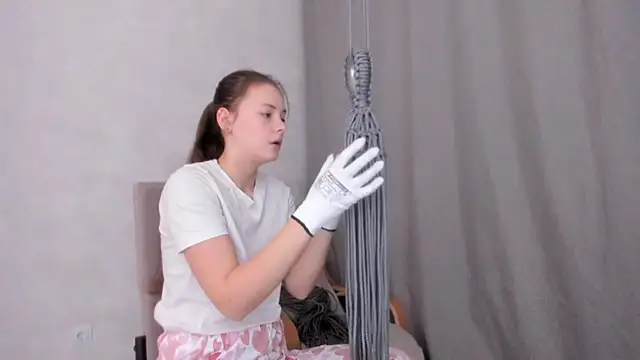 Snapshot of why_again_me chatting on 02/13/25, 08:45 why again me online show from 02/13/25, 08:45