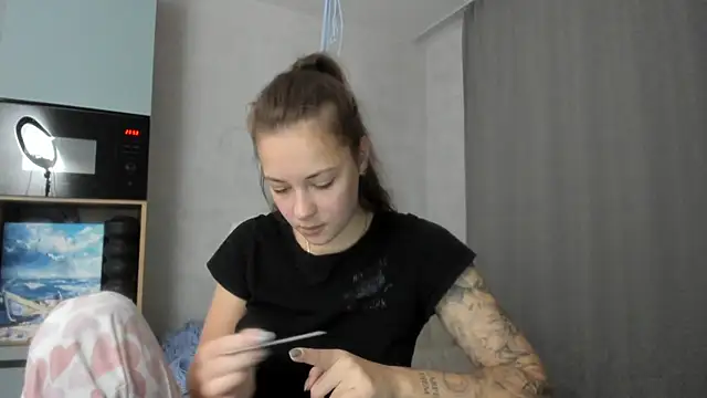 Snapshot of why_again_me chatting on 10/31/25, 08:54 why again me online show from 10/31/25, 08:54