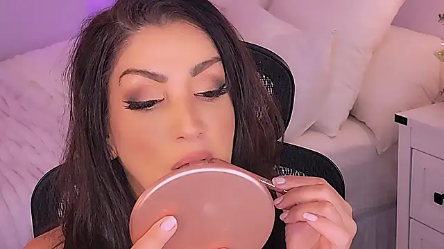 Snapshot of Wonderful_Woman chatting on 12/20/25, 03:02 Wonderful Woman online show from 12/20/25, 03:02