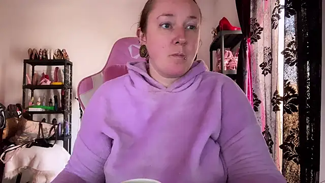 Snapshot of kisicaxx chatting on 03/04/26, 02:23 kisicaxx online show from 03/04/26, 02:23