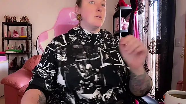 Snapshot of kisicaxx chatting on 03/16/26, 02:32 kisicaxx online show from 03/16/26, 02:32