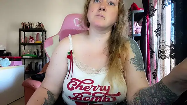 Snapshot of kisicaxx chatting on 04/05/26, 01:52 kisicaxx online show from 04/05/26, 01:52