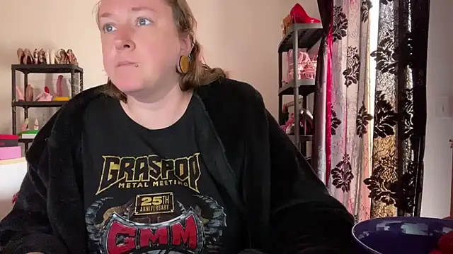 Snapshot of kisicaxx chatting on 04/12/26, 01:38 kisicaxx online show from 04/12/26, 01:38