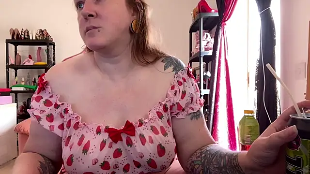 Snapshot of kisicaxx chatting on 04/14/26, 09:15 kisicaxx online show from 04/14/26, 09:15