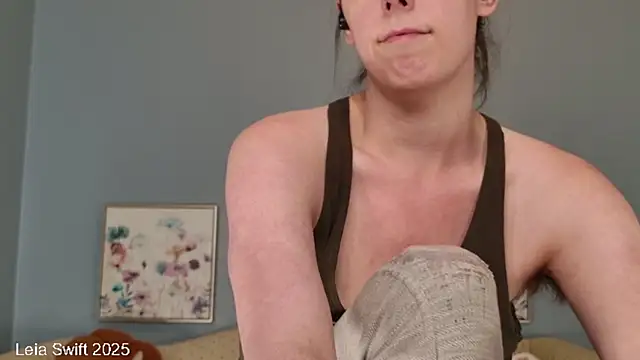 Snapshot of LeiaSwift chatting on 11/21/25, 03:33 LeiaSwift online show from 11/21/25, 03:33