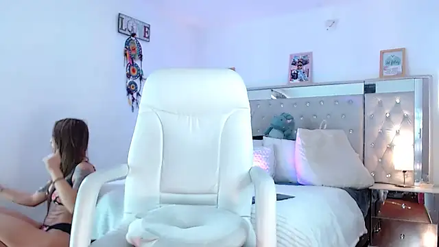 hollythomson online show from 12/03/24, 07:44