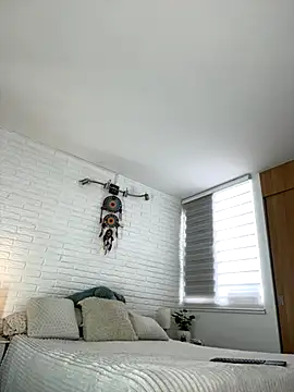 hollythomson online show from 11/19/25, 02:50