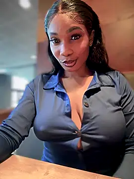 Snapshot of __Nessa__ chatting on 10/03/25, 11:40   Nessa   online show from 10/03/25, 11:40