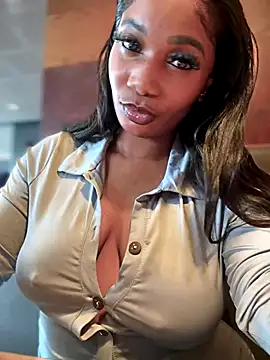 Snapshot of __Nessa__ chatting on 10/12/25, 11:20   Nessa   online show from 10/12/25, 11:20