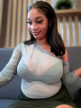 Snapshot of __Nessa__ chatting on 10/19/25, 11:33   Nessa   online show from 10/19/25, 11:33