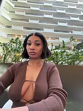 Snapshot of __Nessa__ chatting on 12/19/25, 03:30 Nessa online show from 12/19/25, 03:30