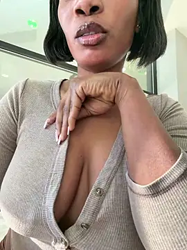 Snapshot of __Nessa__ chatting on 03/28/26, 01:11 Nessa online show from 03/28/26, 01:11