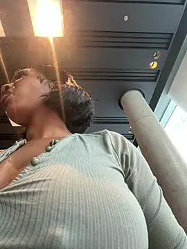 Snapshot of __Nessa__ chatting on 04/10/26, 11:37 Nessa online show from 04/10/26, 11:37