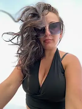 Snapshot of itsCassie chatting on 10/15/25, 03:45 itsCassie online show from 10/15/25, 03:45