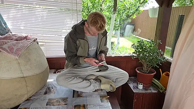 Snapshot of Vuitton chatting on 05/29/26, 12:03 Vuitton online show from 05/29/26, 12:03