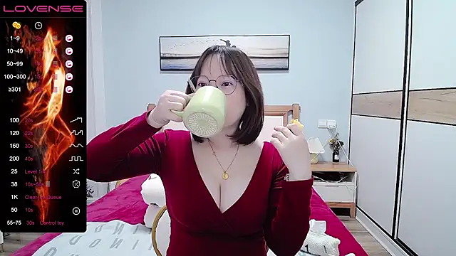 Snapshot of DianaYz chatting on 03/18/25, 02:15 DianaYz online show from 03/18/25, 02:15